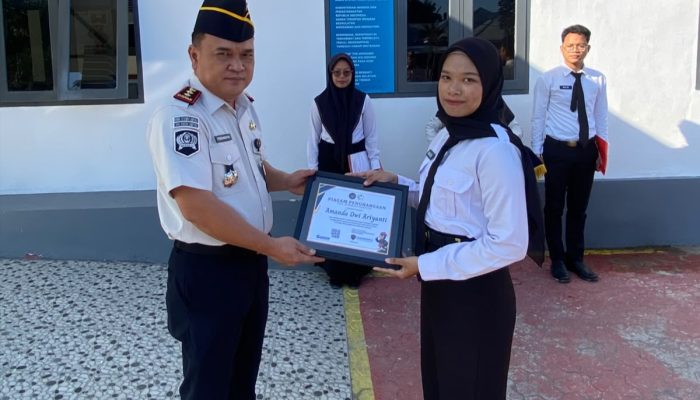 Apel Pagi Penuh Semangat, Kalapas Ampana Berikan Penghargaan Kepada Pegawai Berprestasi Sebagai Wujud Apresiasi Atas Dedikasi Dan Integritas