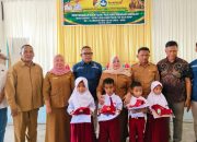 Wabup Surya Serahkan Bantuan Pakaian Seragam Sekolah bagi Siswa Jenjang PAUD, SD dan SMP di Tojo Barat