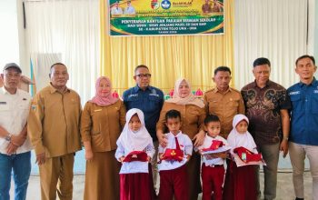 Wabup Surya Serahkan Bantuan Pakaian Seragam Sekolah bagi Siswa Jenjang PAUD, SD dan SMP di Tojo Barat