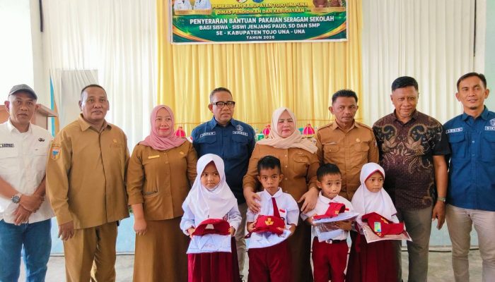 Wabup Surya Serahkan Bantuan Pakaian Seragam Sekolah bagi Siswa Jenjang PAUD, SD dan SMP di Tojo Barat