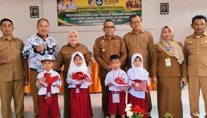 Dukung Akses Pendidikan yang Merata dan Berkualitas, Pemkab Touna Serahkan Bantuan Pakaian Seragam Sekolah
