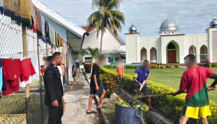 Wujudkan Lingkungan Pemasyarakatan yang Bersih dan Sehat, WBP Lapas Ampana Rutin Laksanakan Aksi Bersih – bersih di Lingkungan Blok Hunian
