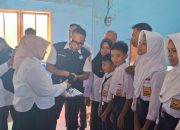 Serahkan Bantuan Seragam Sekolah Gratis di Tojo, Ini Pesan Wabup Surya