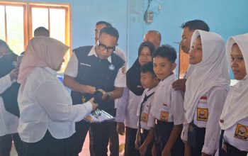 Serahkan Bantuan Seragam Sekolah Gratis di Tojo, Ini Pesan Wabup Surya