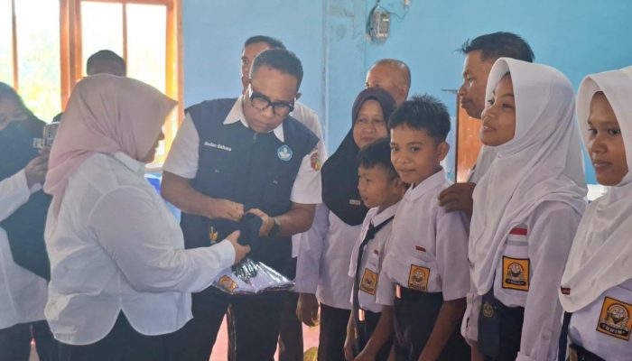 Serahkan Bantuan Seragam Sekolah Gratis di Tojo, Ini Pesan Wabup Surya