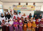 Serahkan Bantuan Seragam Sekolah dan Beasiswa PIP di Ulubongka, Wabup Surya Apresiasi Dedikasi dan Pengabdian Para Guru