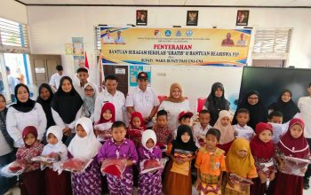 Serahkan Bantuan Seragam Sekolah dan Beasiswa PIP di Ulubongka, Wabup Surya Apresiasi Dedikasi dan Pengabdian Para Guru