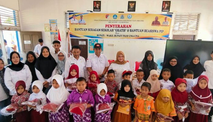 Serahkan Bantuan Seragam Sekolah dan Beasiswa PIP di Ulubongka, Wabup Surya Apresiasi Dedikasi dan Pengabdian Para Guru