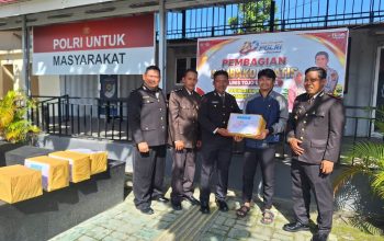 Sat Binmas Polres Touna Bagikan Sembako kepada Warga Kurang Mampu di Hari Bhayangkara ke-80