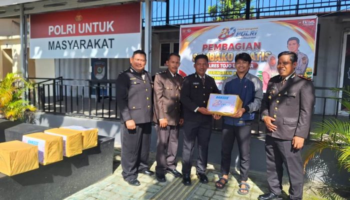 Sat Binmas Polres Touna Bagikan Sembako kepada Warga Kurang Mampu di Hari Bhayangkara ke-80