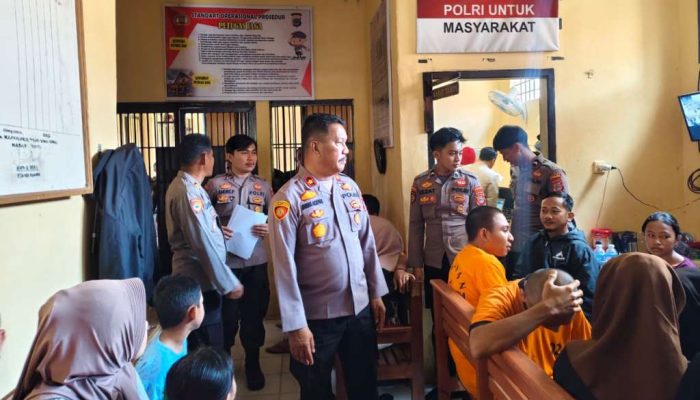 Pastikan Ruang Tahanan Aman, Wakapolres Touna Tinjau Langsung Pelaksanaan Jam Besuk