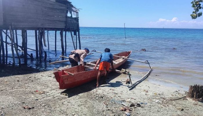 Polisi Penolong, Satpolairud Polres Touna Hadir untuk Nelayan