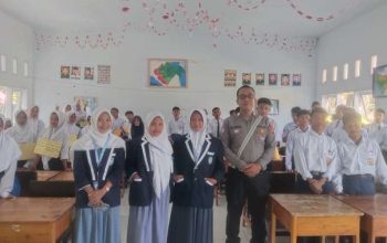 Satlantas Polres Touna Edukasi Keselamatan Berlalu Lintas kepada Siswa Baru SMA Negeri 2 Ratolindo