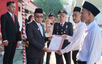 Pimpin Upacara HUT RI ke-81, Bupati Ilham Lawidu Serahkan Remisi Kepada Warga Binaan Lapas Ampana