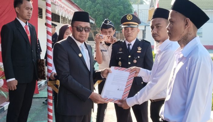 Pimpin Upacara HUT RI ke-81, Bupati Ilham Lawidu Serahkan Remisi Kepada Warga Binaan Lapas Ampana