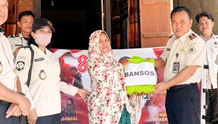 Jelang Hut Ri Ke-81, Lapas Ampana Berbagi Sembako Untuk Warga Sekitar