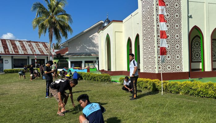 Jelang HUT Ke-81 RI, Lapas Ampana Perkuat Kesiapan Upacara Lewat Aksi Bersih Lingkungan