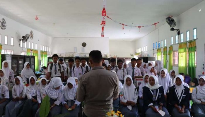 Sat Binmas Polres Touna Sosialisasikan Super App Polri kepada Siswa SMAN 2 Ampana Kota