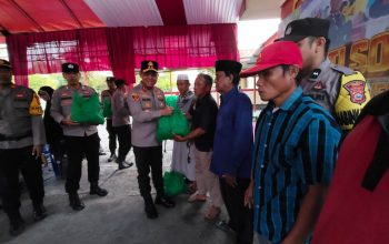 Kunjungi Polsek Tojo, Kapolda Sulteng Bawa Bantuan 100 Paket Sembako bagi Warga