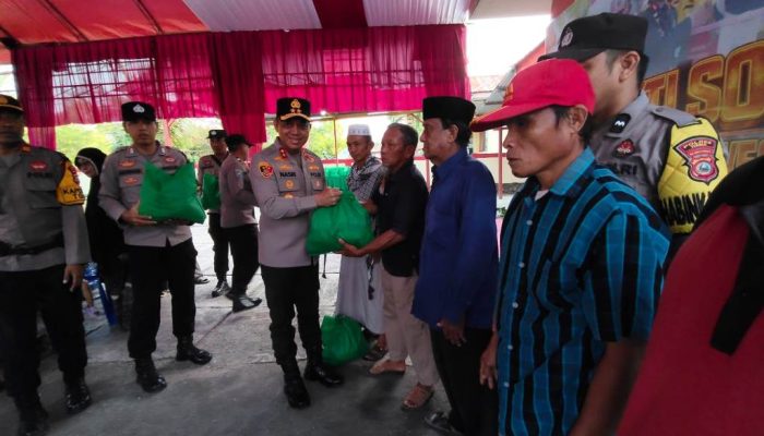 Kunjungi Polsek Tojo, Kapolda Sulteng Bawa Bantuan 100 Paket Sembako bagi Warga