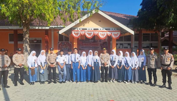 Kasat Binmas Polres Touna Jadi Pembina Upacara di SMKN 1 Ampana, Ingatkan Bahaya Bullying dan Radikalisme