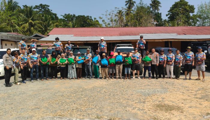 Bayangkara Tadulako Overland Polda Sulteng Salurkan Bansos untuk Warga Tojo