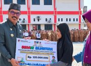 Pemda Touna Serahkan Bantuan Pangan Berani Sejahtera, Dua Anggota Linmas Raih Penghargaan 28 Tahun Pengabdian