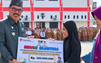 Pemda Touna Serahkan Bantuan Pangan Berani Sejahtera, Dua Anggota Linmas Raih Penghargaan 28 Tahun Pengabdian