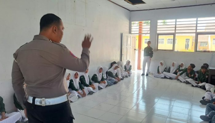 Satlantas Polres Touna Edukasi Siswa SMK Informatika Komputer tentang Keselamatan Berlalu Lintas