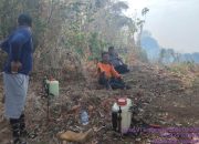 Bhabinkamtibmas Bantu Warga Padamkan Karhutla di Malewa