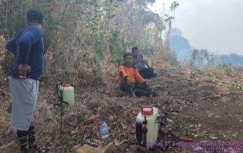 Bhabinkamtibmas Bantu Warga Padamkan Karhutla di Malewa