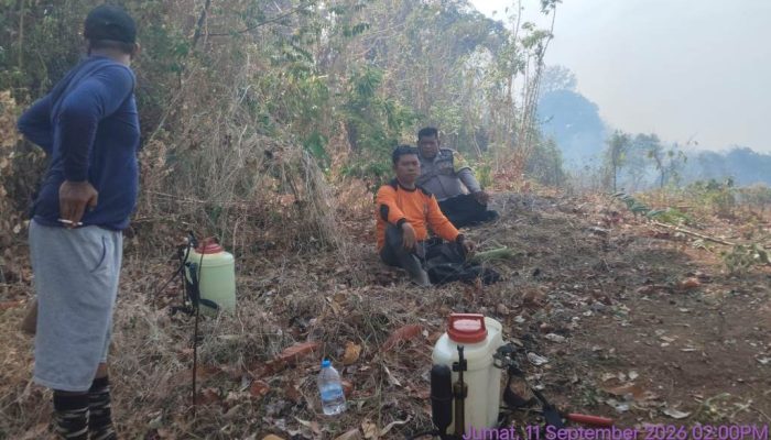 Bhabinkamtibmas Bantu Warga Padamkan Karhutla di Malewa