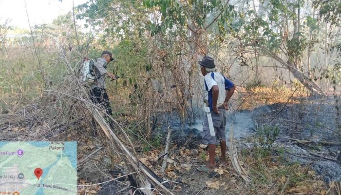 Bhabinkamtibmas Bersama Warga Padamkan Kebakaran Lahan di Desa Sabo