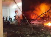 Polsek Ulubongka Padamkan Kebakaran Lahan Warga di Desa Cempa