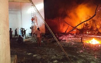 Polsek Ulubongka Padamkan Kebakaran Lahan Warga di Desa Cempa