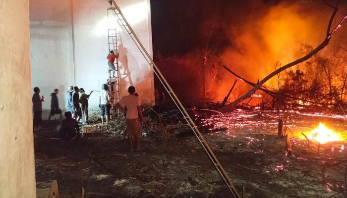 Polsek Ulubongka Padamkan Kebakaran Lahan Warga di Desa Cempa