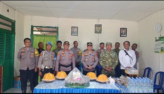 Bawa Tumpeng HUT ke-81 TNI, Polsek Ampibabo Tegaskan Komitmen Perkuat Sinergi TNI-Polri