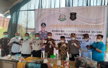 Kejari Tojo Una-Una bersama unsur terkait memusnahkan barang bukti perkara pidana dengan cara dibakar, sebagai bentuk pelaksanaan putusan hukum yang telah berkekuatan hukum tetap, Rabu (14/10/2026).
