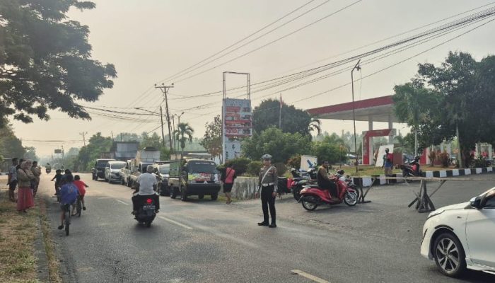 Atasi Kemacetan Antrean BBM di Depan SPBU Batampolo, Satlantas Polres Touna Laksanakan Pengaturan Lalu Lintas