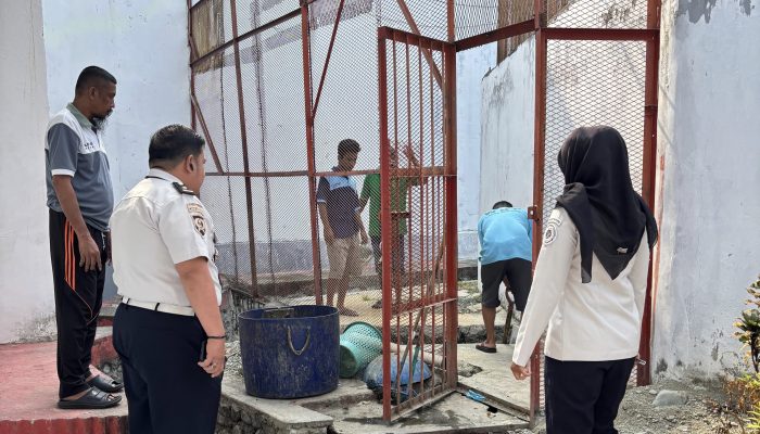 Lapas Bersih, Hunian Nyaman: Ka. KPLP Lapas Ampana Kawal Pembersihan Saluran Air Area Hunian