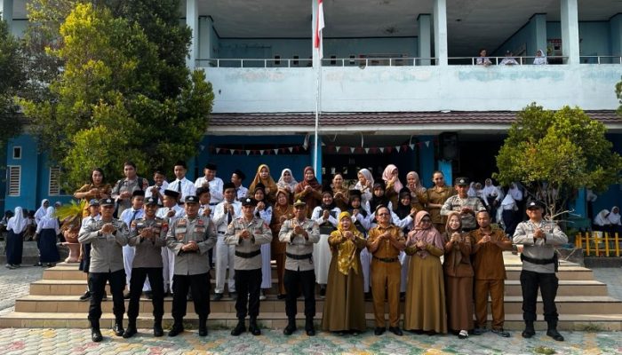 Kasat Binmas Polres Tojo Una-Una Imbau Pelajar SMPN 1 Ampana Kota Jauhi Bullying dan Pergaulan Bebas