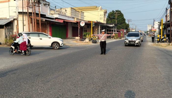 Jaga Kamseltibcarlantas Pagi Hari, Sat Lantas Polres Touna Terjunkan 14 Personel Gelar Strong Point