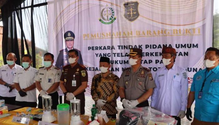 Wakapolres Touna Hadiri Pemusnahan Barang Bukti Perkara Pidana yang Berkekuatan Hukum Tetap
