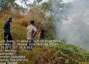 Personel Operasi Aman Nusa II Padamkan Kebakaran Lahan di Pinggiran Sungai Bongka