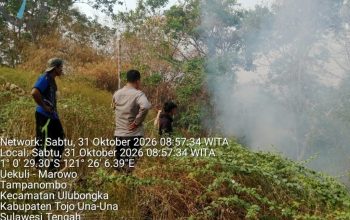 Personel Operasi Aman Nusa II Padamkan Kebakaran Lahan di Pinggiran Sungai Bongka