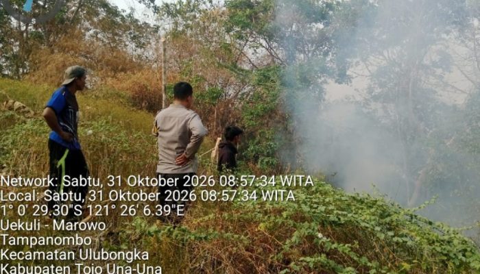 Personel Operasi Aman Nusa II Padamkan Kebakaran Lahan di Pinggiran Sungai Bongka